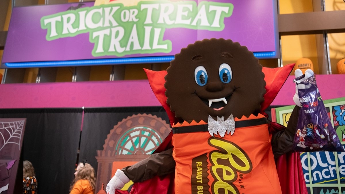 REESE'S Character on Trick-or-Treat Trail