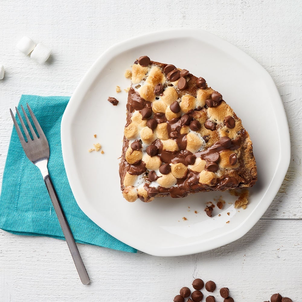 Biscuits S’mores aux brisures de chocolat cuit à la poêle sur une assiette avec une fourchette