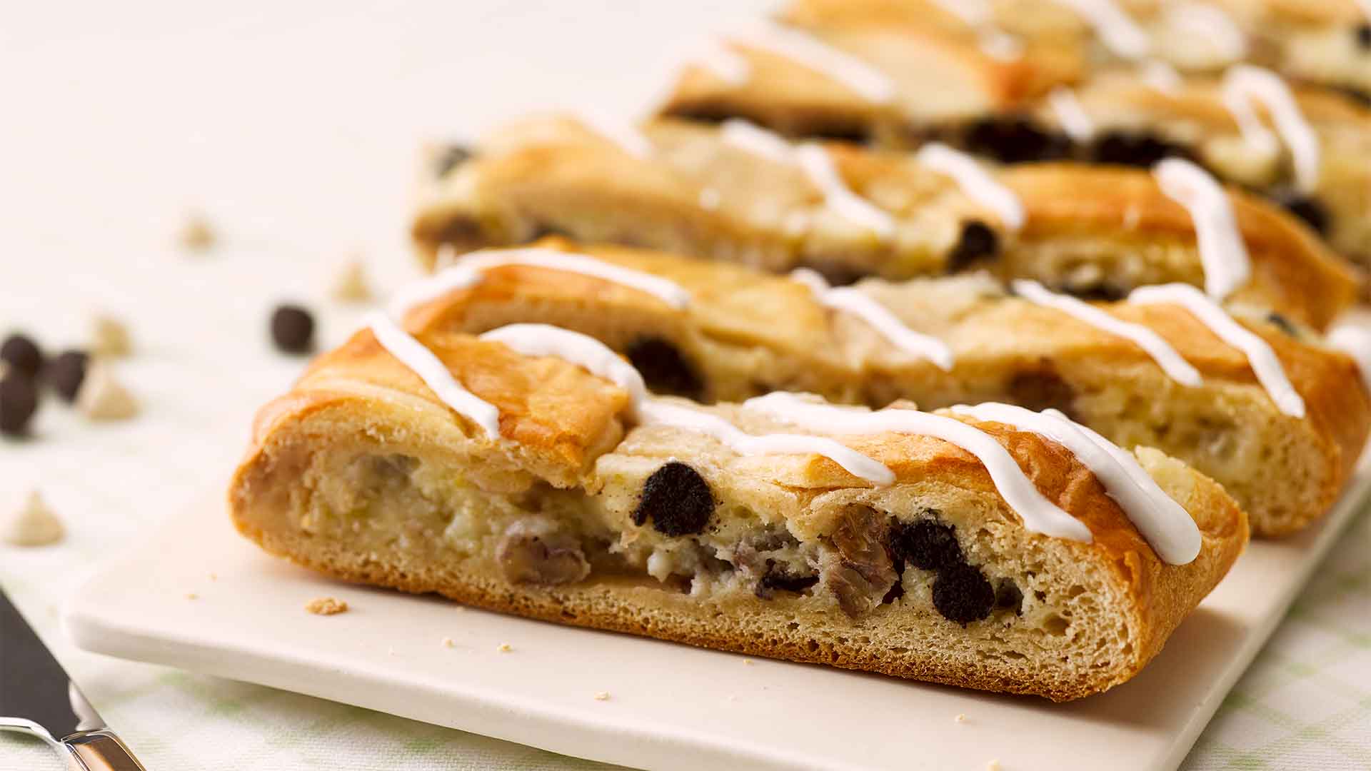 HERSHEY'S CHIPITS COOKIES 'N' CREME Pineapple Braid Recipe | Recipes