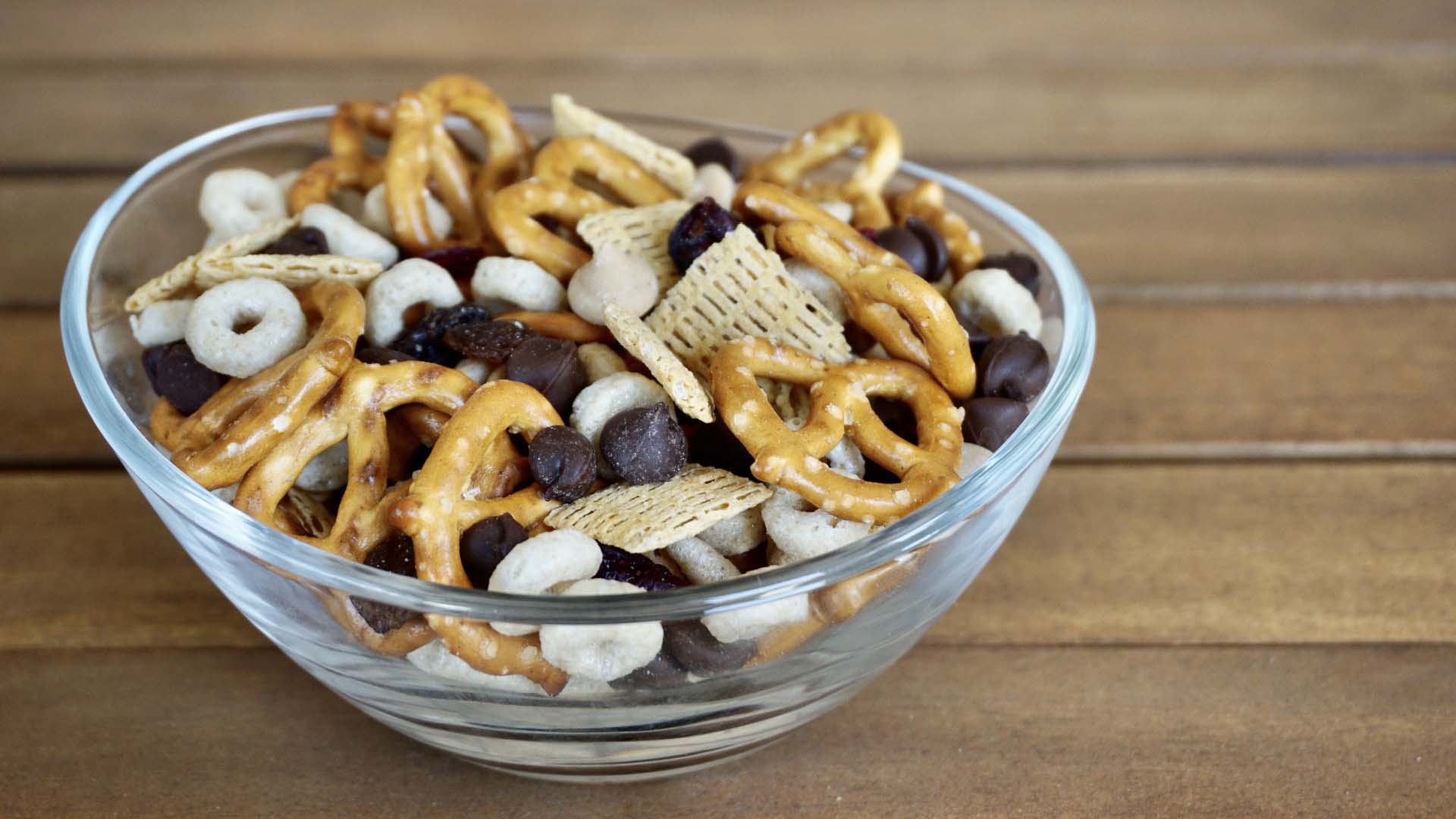 peanut butter and chocolate chip snack mix