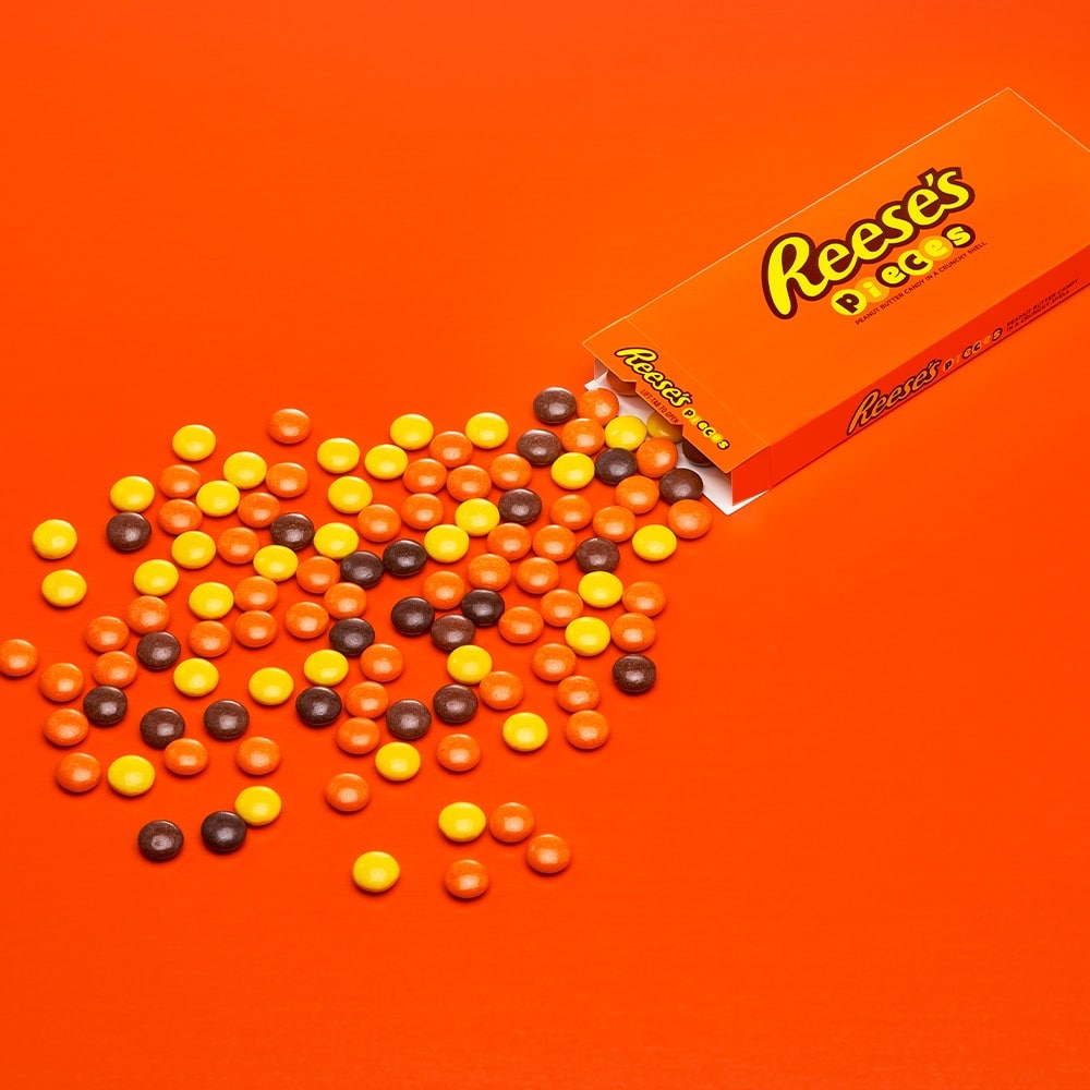 Friandises Reese’s Pieces étalées à partir de la boîte