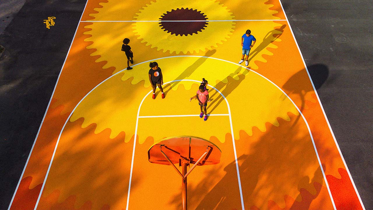 Groupe de personnes jouant au basket sur un terrain extérieur