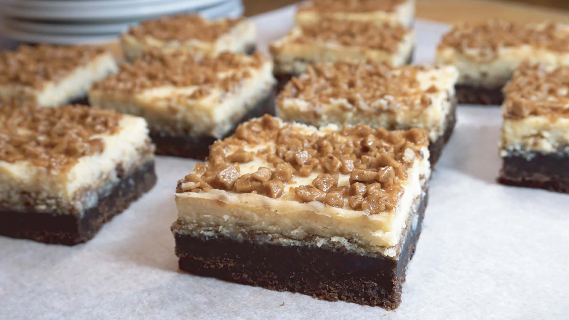 barres de gateau au fromage aux morceaux de caramel