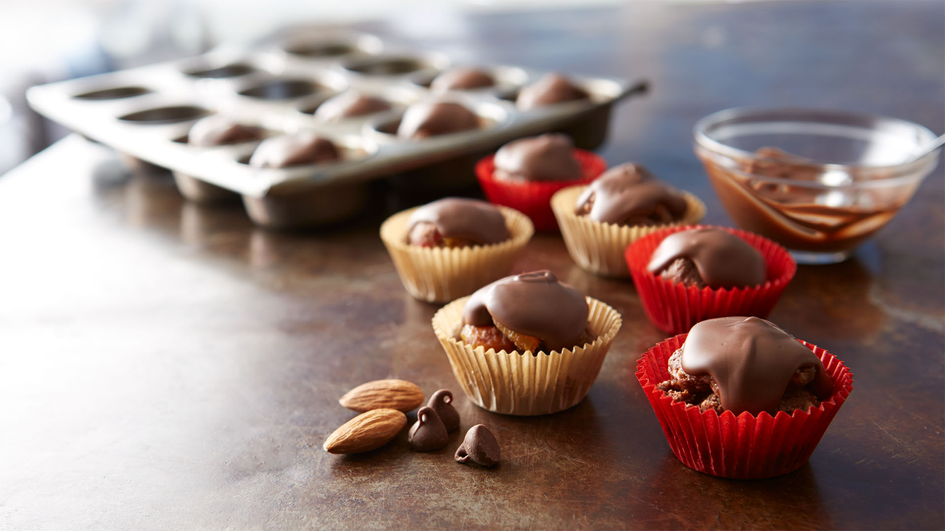 biscuits aux amandes et aux abricots recouverts de chocolat
