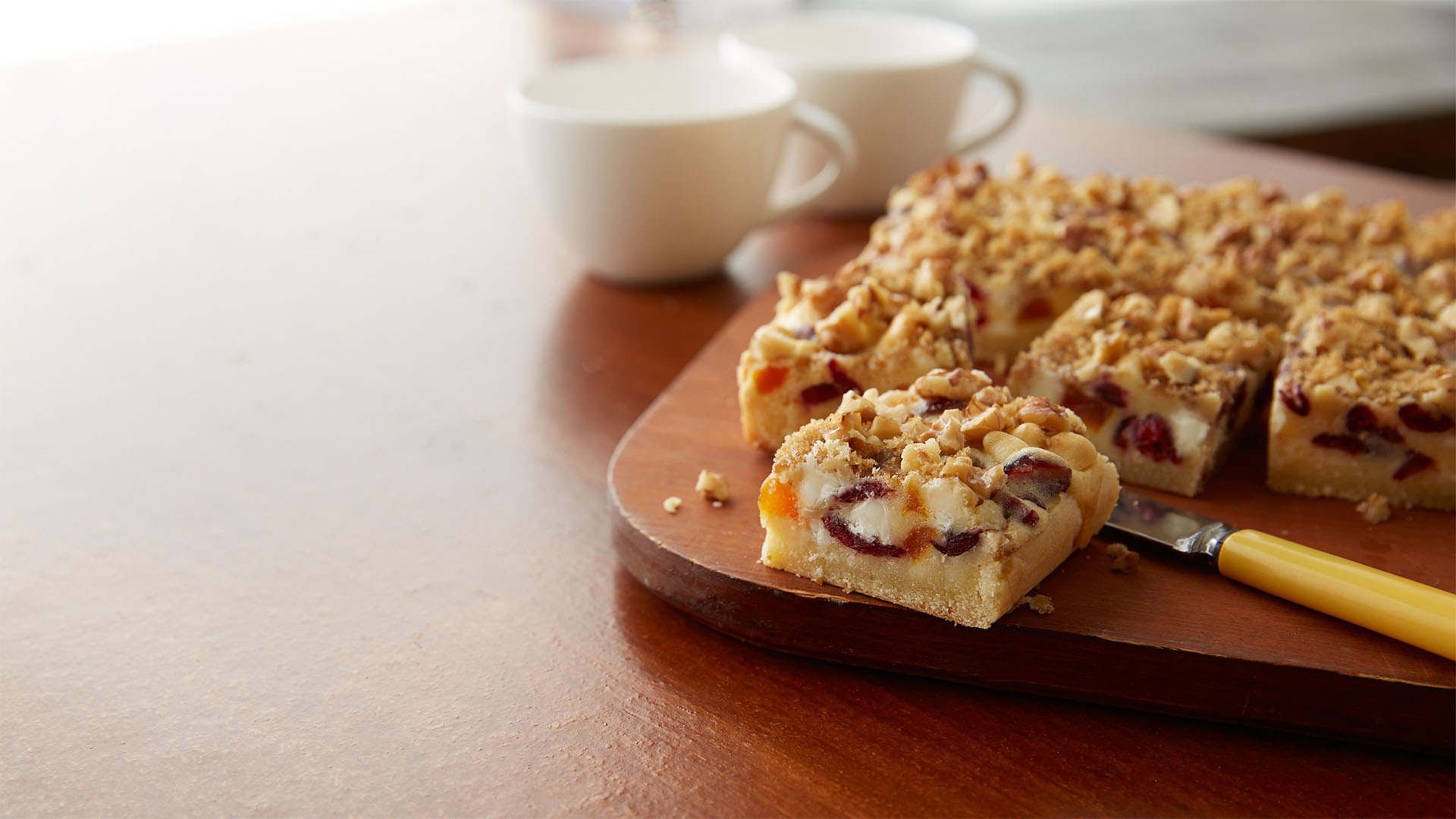 blondies festifs aux fruits et aux brisures de creme blanche