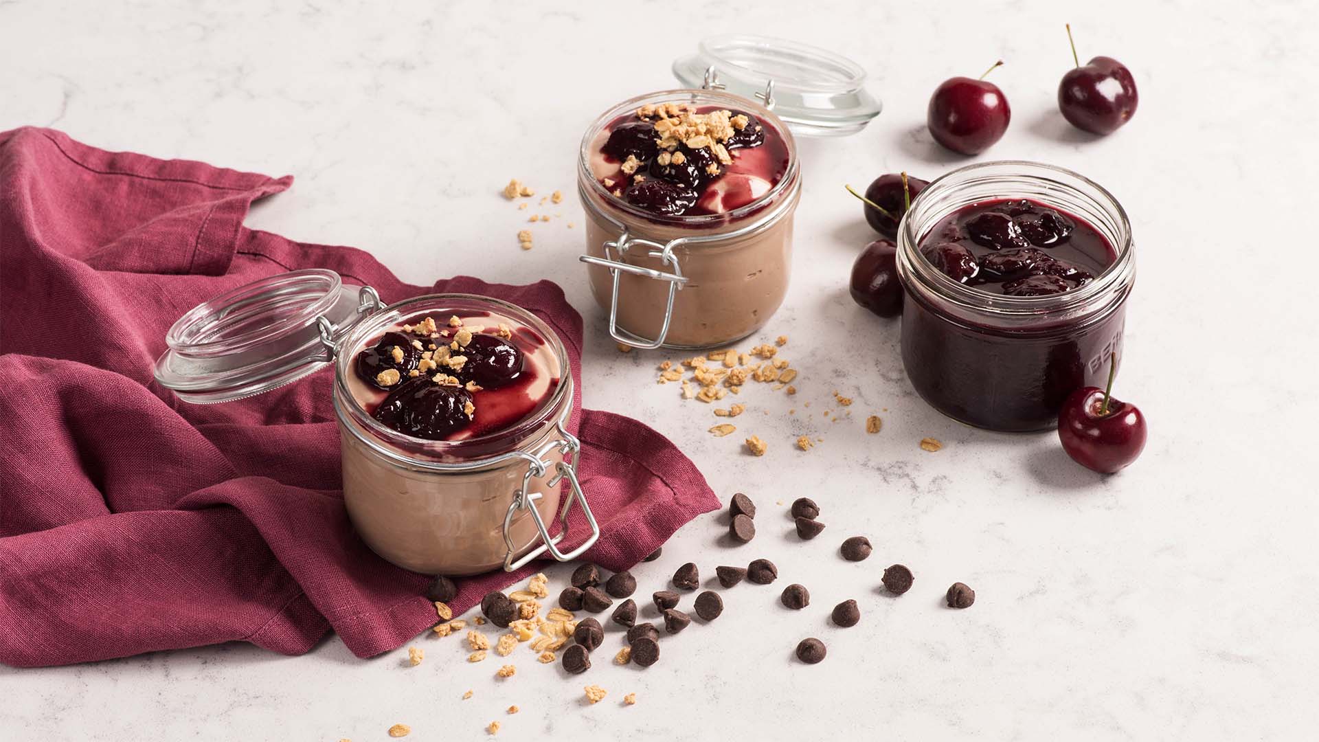 bol de granola au chocolat et au yogourt avec compote de cerises