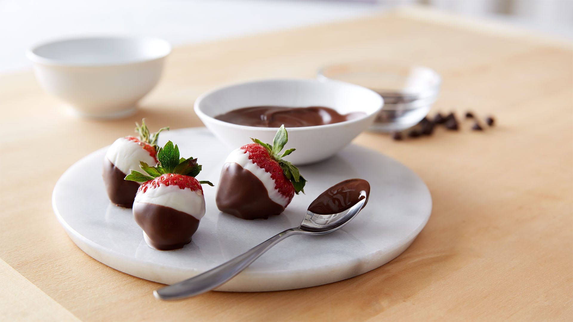 fraises enrobees de creme blanche et de chocolat