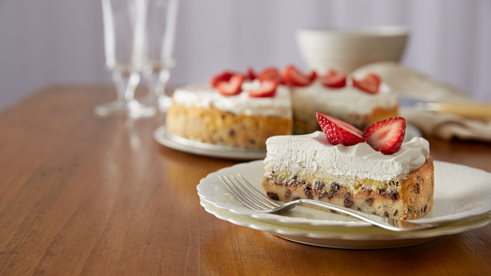 gateau au fromage aux fraises et aux brisures de chocolat