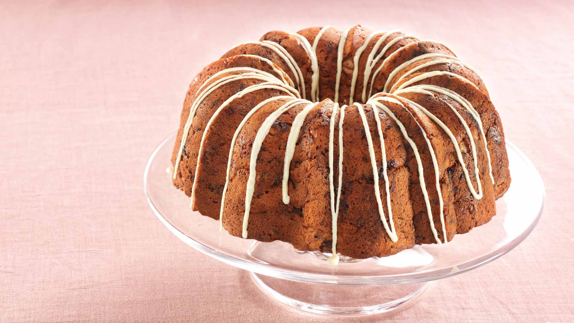 gateau bundt aux fraises a la rhubarbe et a la creme blanche