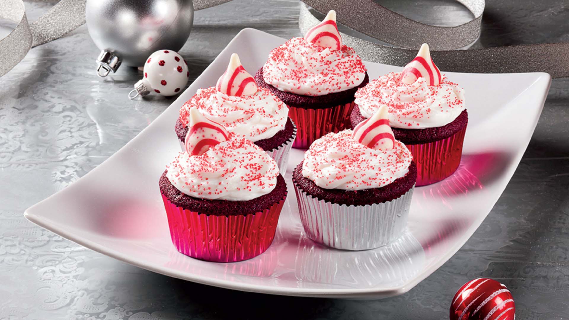 Petits gâteaux Red Velvet avec bonnet de père Noël