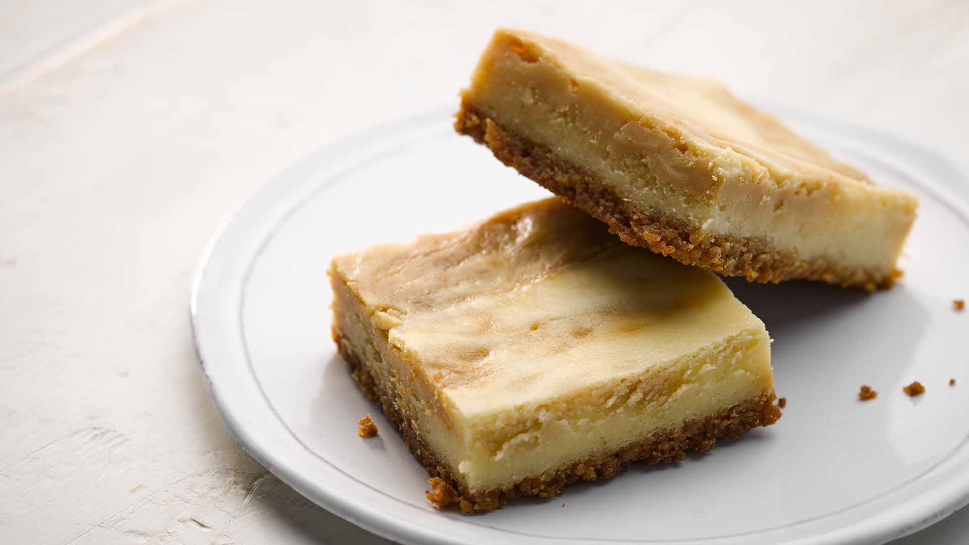 barres de gateau au fromage avec tourbillons de caramel au sel de mer hershey