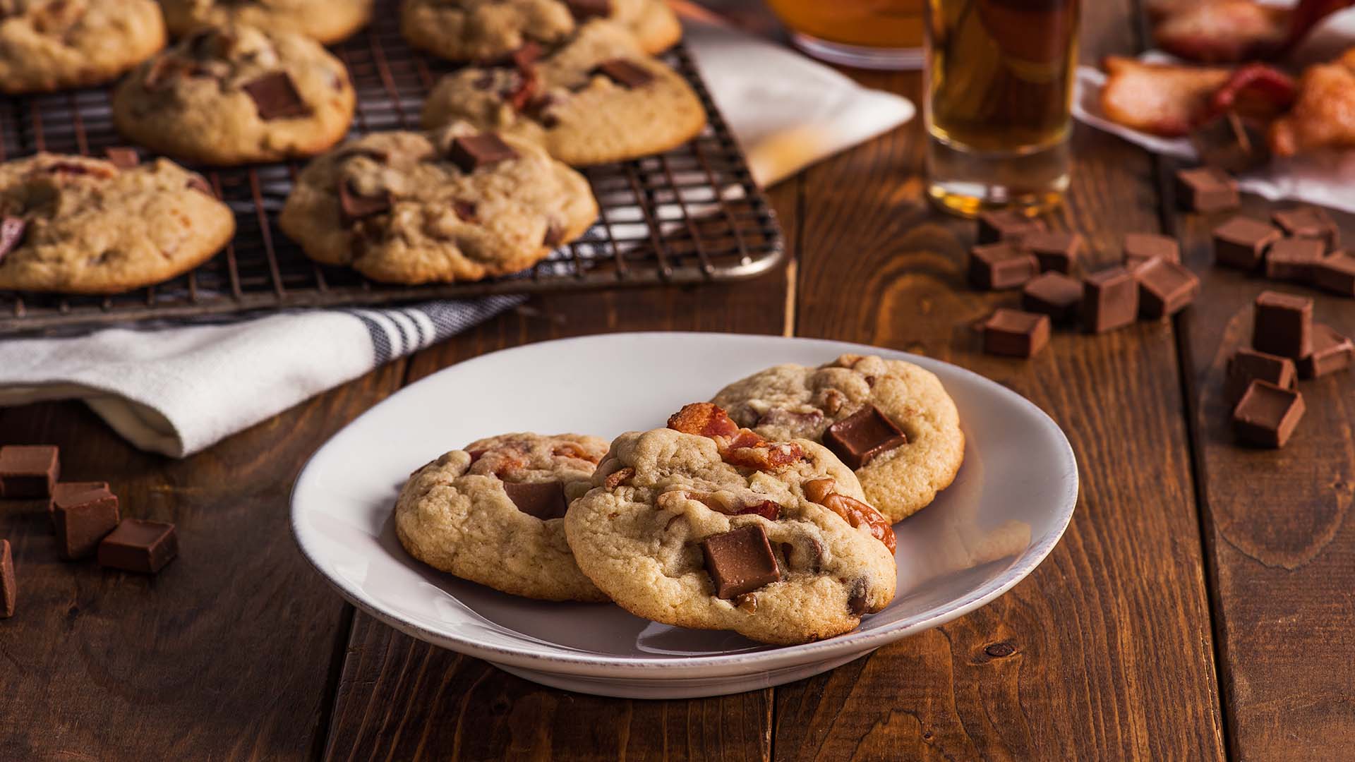 biscuits aux morceaux de chocolat avec bacon et bourbon