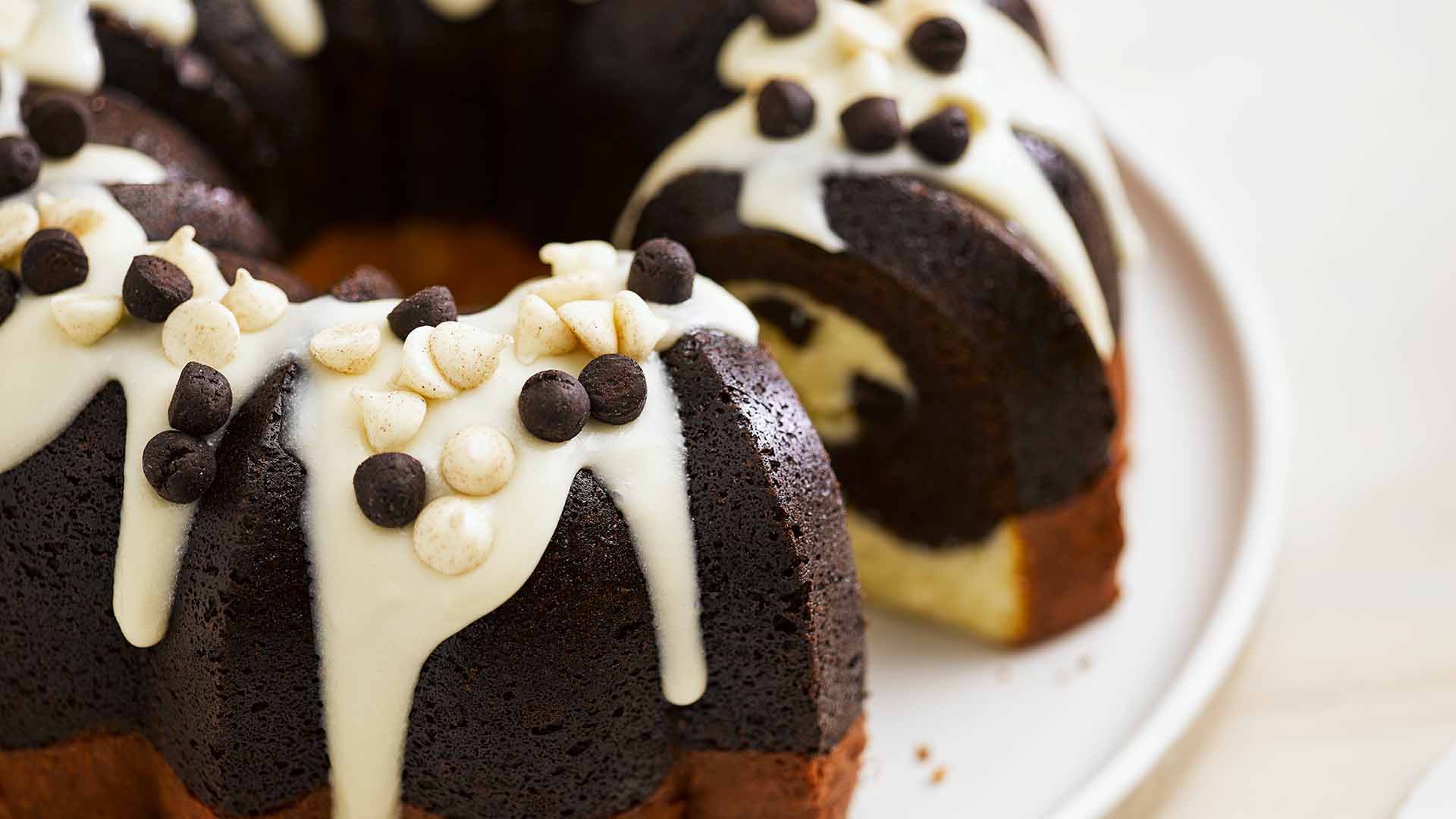 gâteau bundt au fromage à la crème et hersheys cookies and creme hersheys chipits