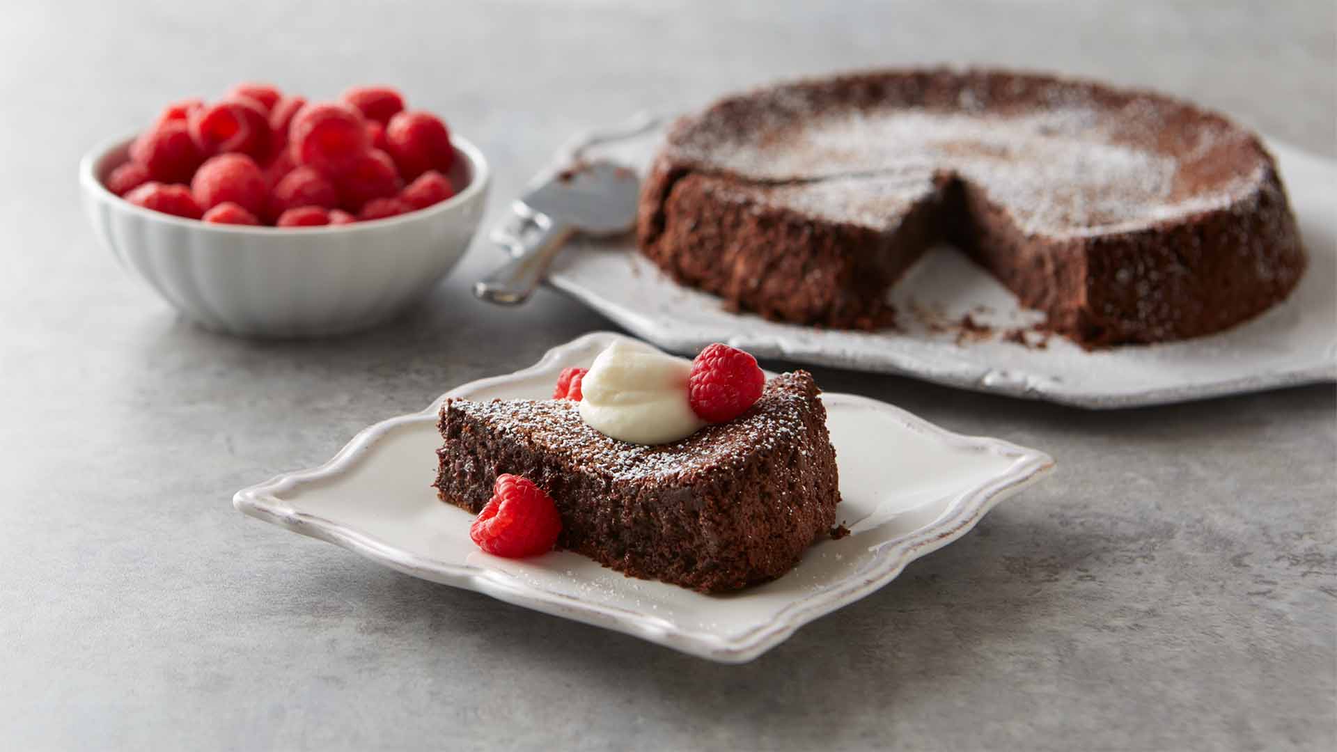 gâteau au chocolat noir sans farine avec crème fouettée au chocolat blanc