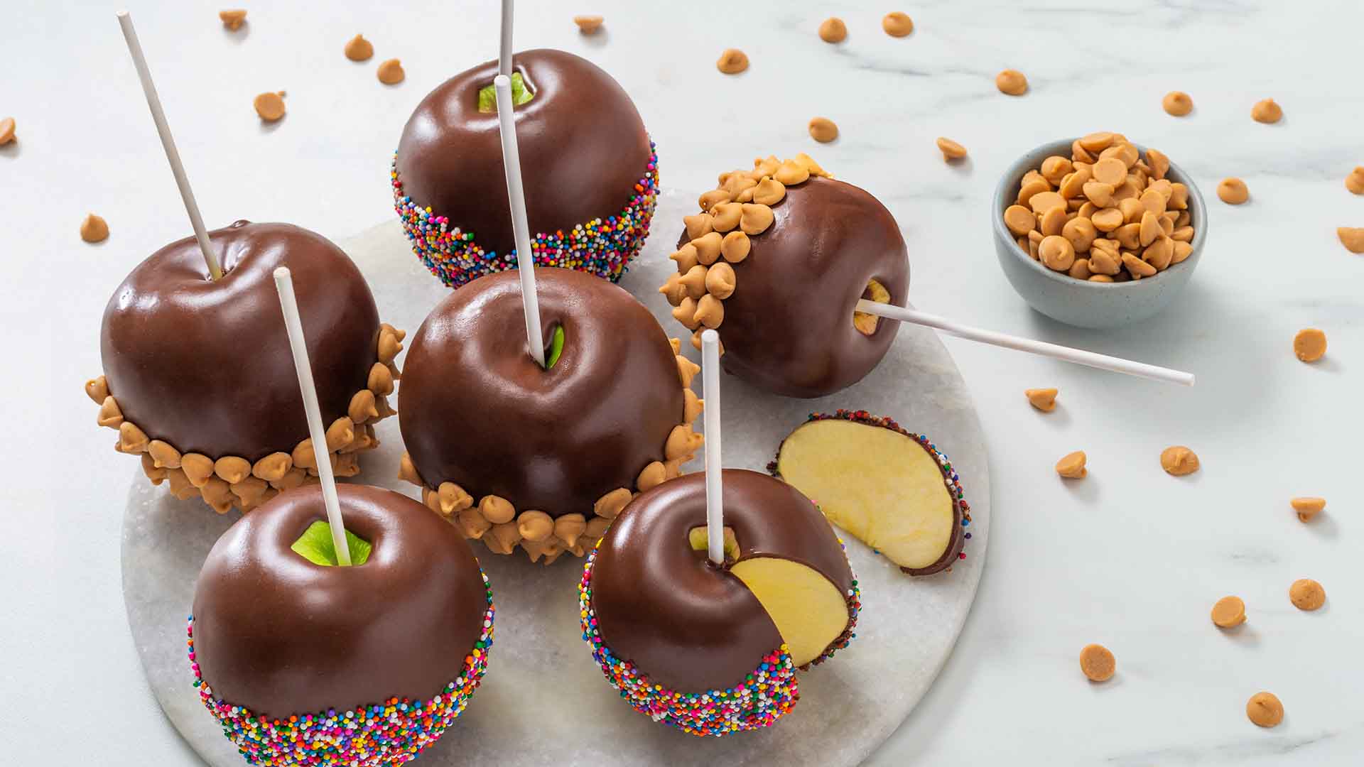 pommes enrobées de chocolat et de beurre d’arachides