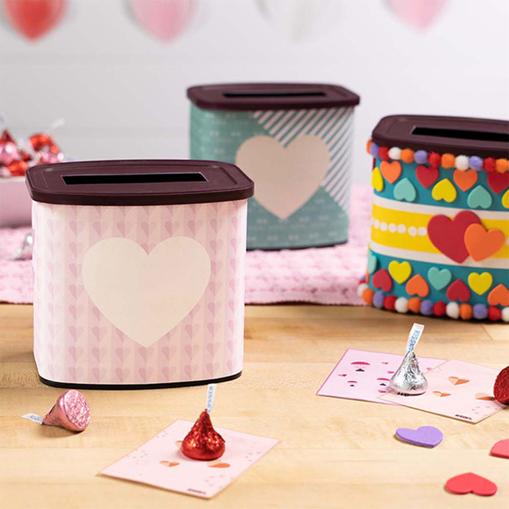 decorer des boites et echanger des cartes pour la saint valentin avec des bonbons